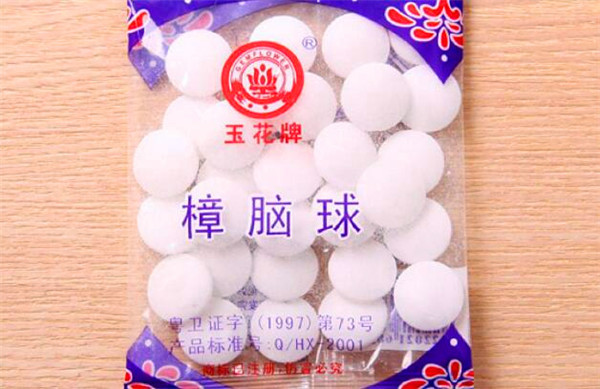 樟脑丸吃了对人有害吗