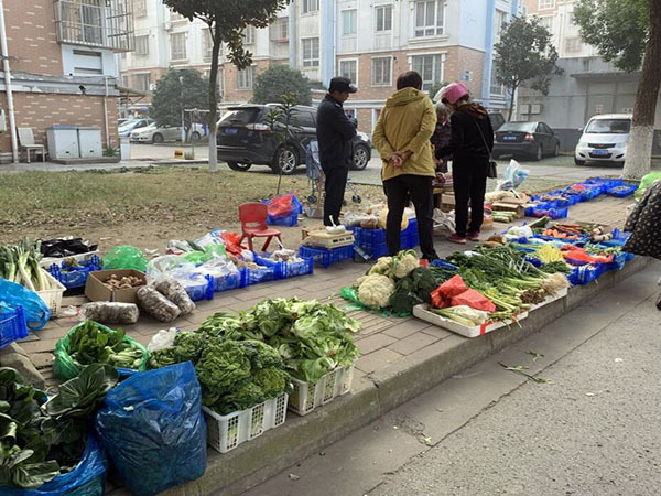 城管打电话喊商贩去摆摊 国家开两会允许地摊经济 地摊经济对实体店的影响