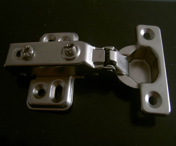 家用橱柜铰链安装方法 具体有哪些步骤？