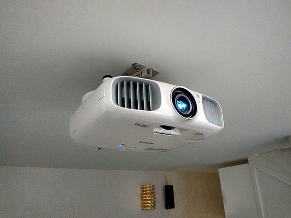 家用智能投影仪哪个品牌好 家用投影仪什么型号好