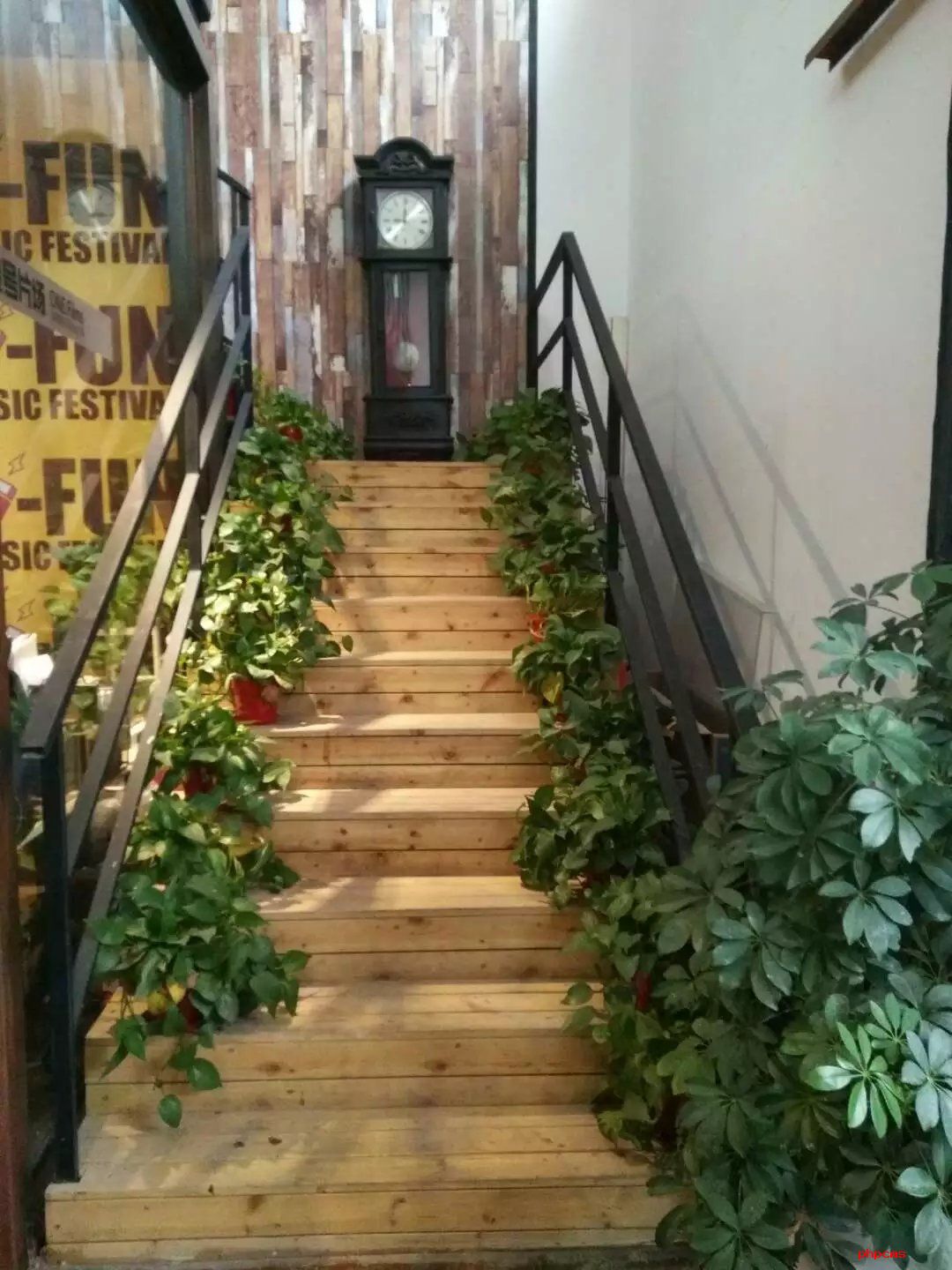 木质楼梯怎么样？木楼梯和普通楼梯相比有哪些优点？