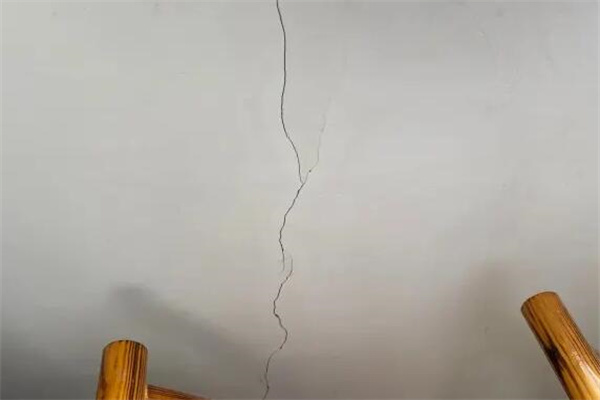 家里墙上有裂纹会影响哪方面 有裂缝的墙面怎样解决