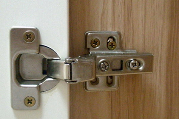 柜门铰链安装步骤技巧 柜门铰链怎么选择