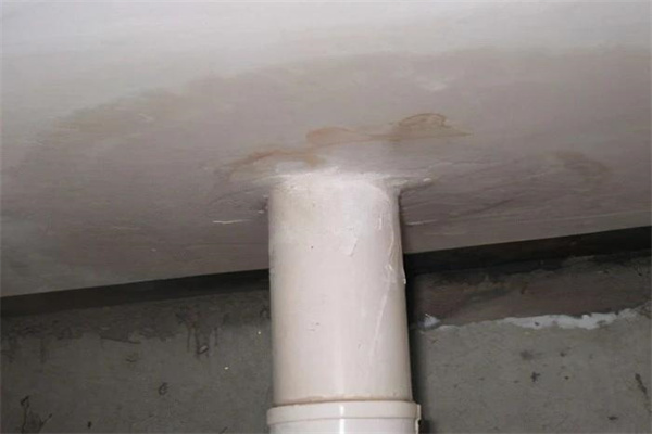 卫生间渗水到隔壁墙如何解决 卫生间渗水不砸砖怎么处理