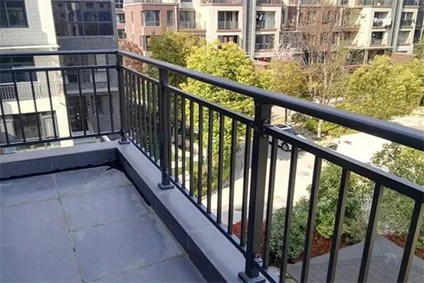 阳台护栏用什么材料做好呢 阳台护栏高度标准多少