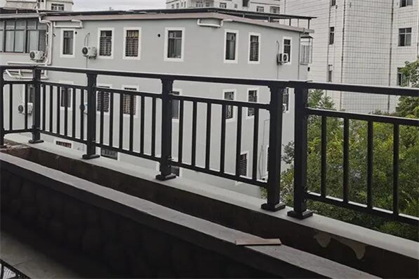 阳台护栏用什么材料做好呢 阳台护栏高度标准多少