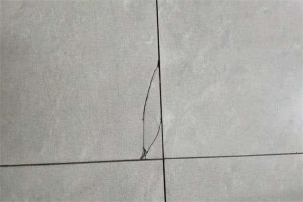 瓷砖鼓包开裂是什么原因造成的