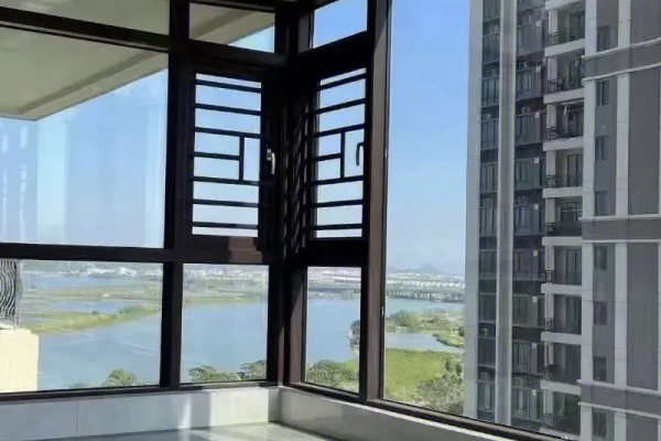 封阳台是先封还是先贴砖