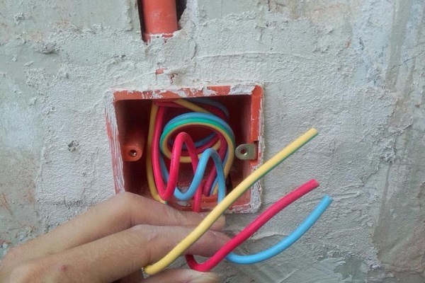 零线火线地线怎么接线