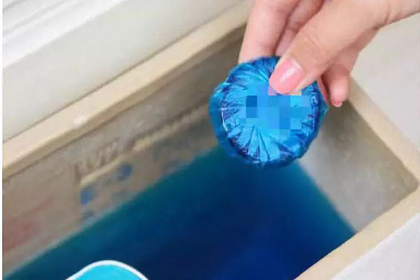 马桶蓝泡泡怎么用 马桶蓝泡泡一个能用多久 马桶蓝泡泡会污染水源吗