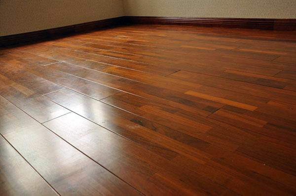 实木复合地板怎样选购 “看、查、试”
