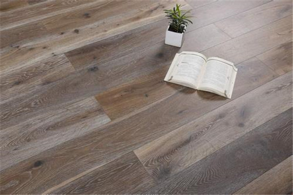木地板黏黏的怎么回事 木地板黏黏的如何清理 木地板黏黏的有脚印