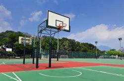 丹东篮球场地面用什么材料才不反光？