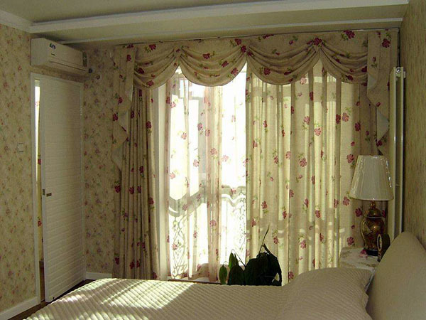 小碎花壁纸怎么与窗帘搭配 让家居简约不简单