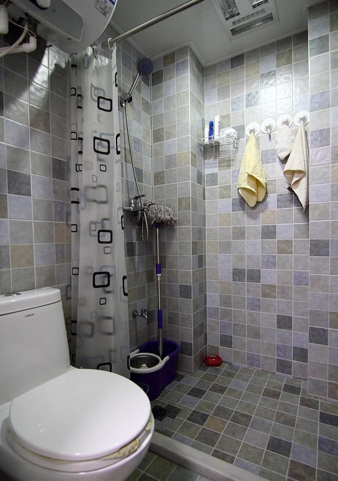 现代简约风小户型卫生间瓷砖装修效果图