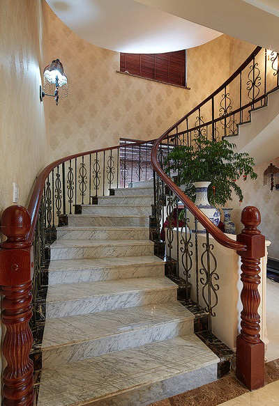 瓷砖做楼梯踏步怎么做 楼梯踏瓷砖装修效果图